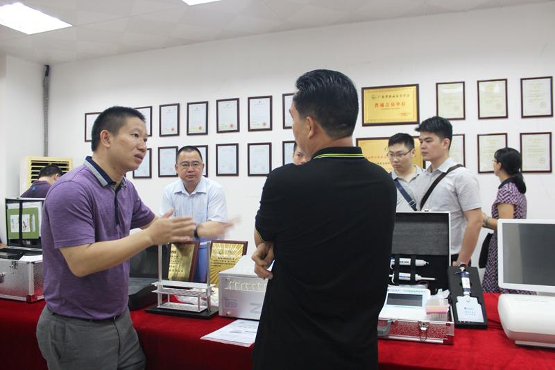 佛山市南海區(qū)食品藥品監(jiān)督管理局領(lǐng)導(dǎo)蒞臨我司參觀指導(dǎo)